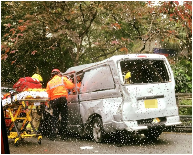 大批消防員及救護員到場。圖：網民Irene  Ng