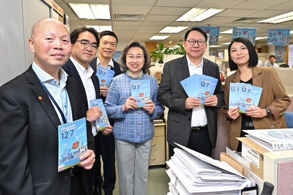 陳國基（右二）、楊何蓓茵（右三）、食環署署長吳文傑（左二）和公務員團體代表在食環署的工作間合照。政府新聞處