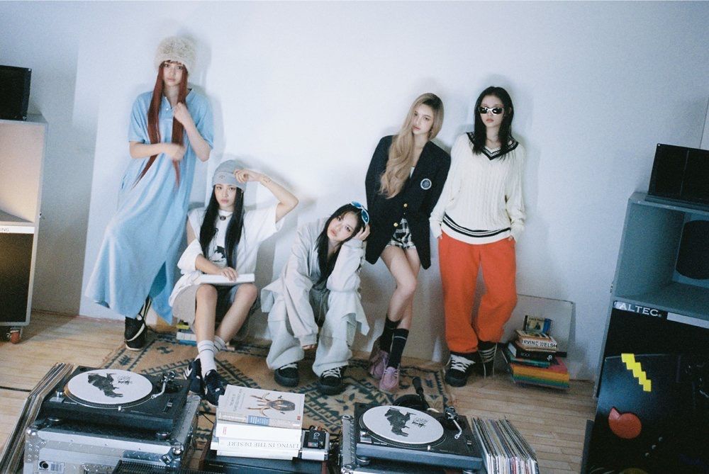 律師又稱因NewJeans家人與一名商人，利用閔熙珍策劃挖角及操控股價。