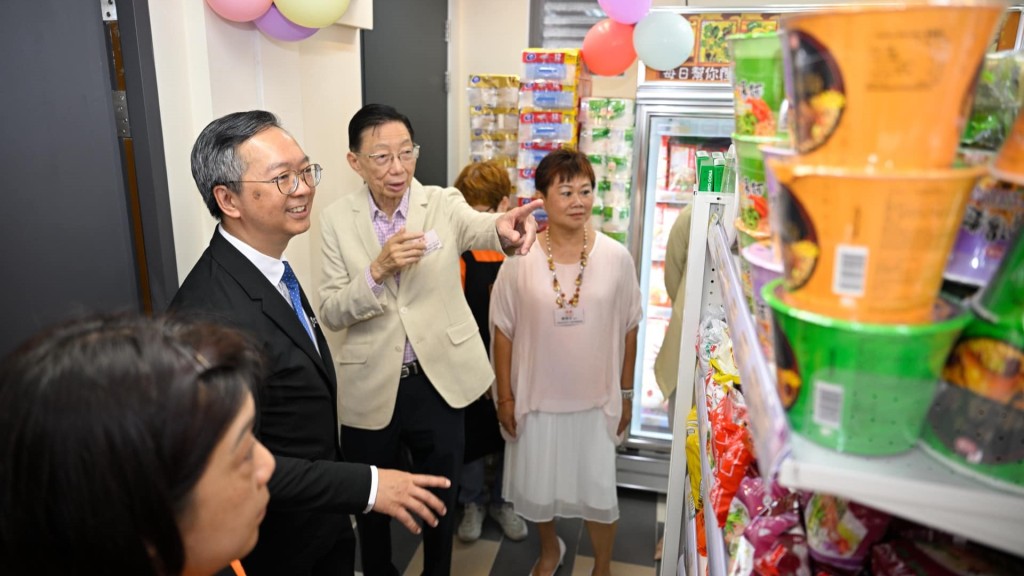 家园便利店售卖粮油食品及生活必需品。何永贤fb