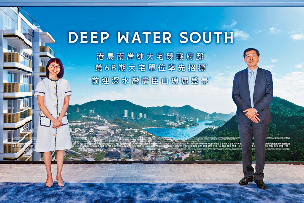 會德豐地產黃光耀（右）表示，下周三起招標發售DEEP WATER SOUTH 6B期50伙大宅。左為余麗珠。