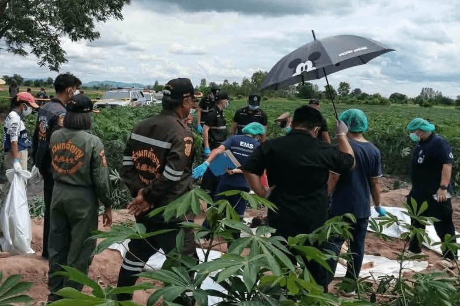 警方在木薯園挖出三名死者遺體。泰國警方圖片 警方在木薯園挖出三名死者遺體。泰國警方圖片