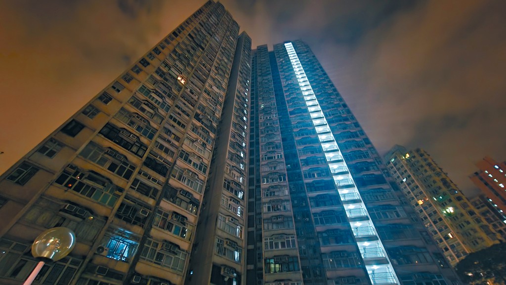 昨日凌晨的電壓驟降事故，令鑽石山鳳鑽苑整座大廈停電逾1小時。