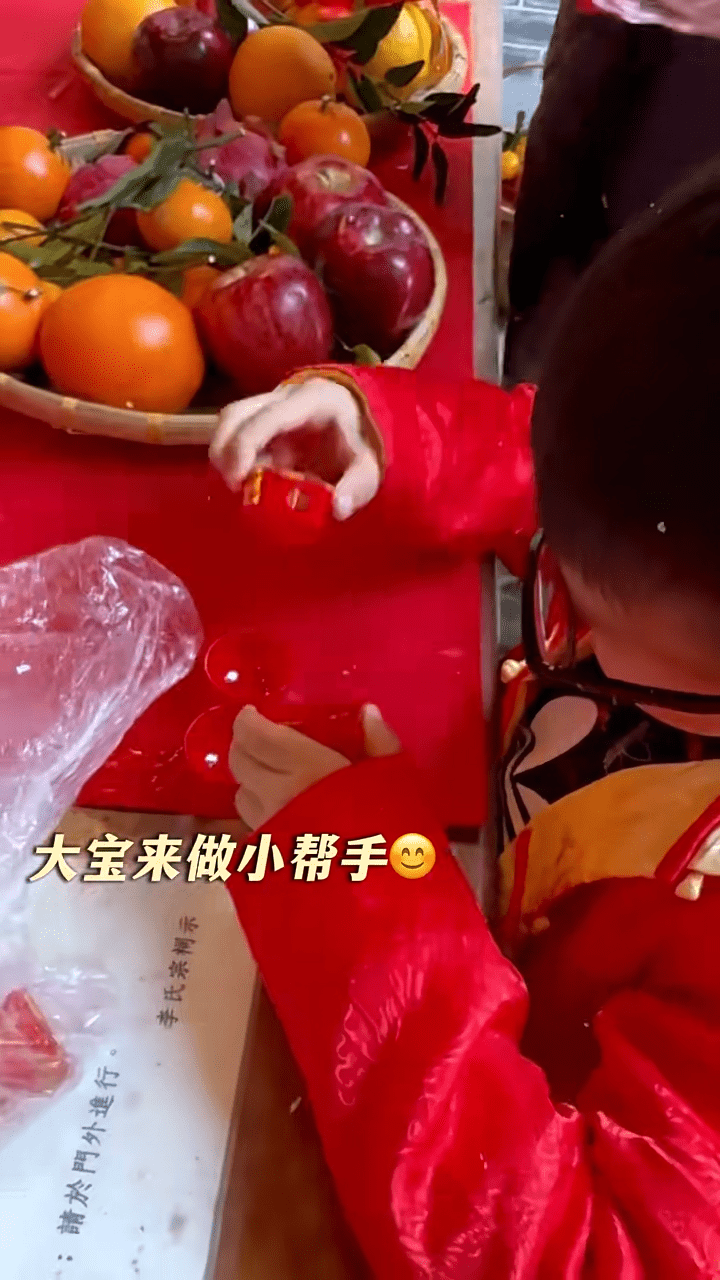 大仔李奕霆幫忙將紅色小酒杯排好。