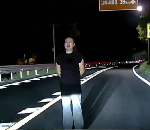 浙江女子心情不好走出馬路攔車，被母親一巴掌打飛眼鏡拉回。抖音＠李戴桃疆