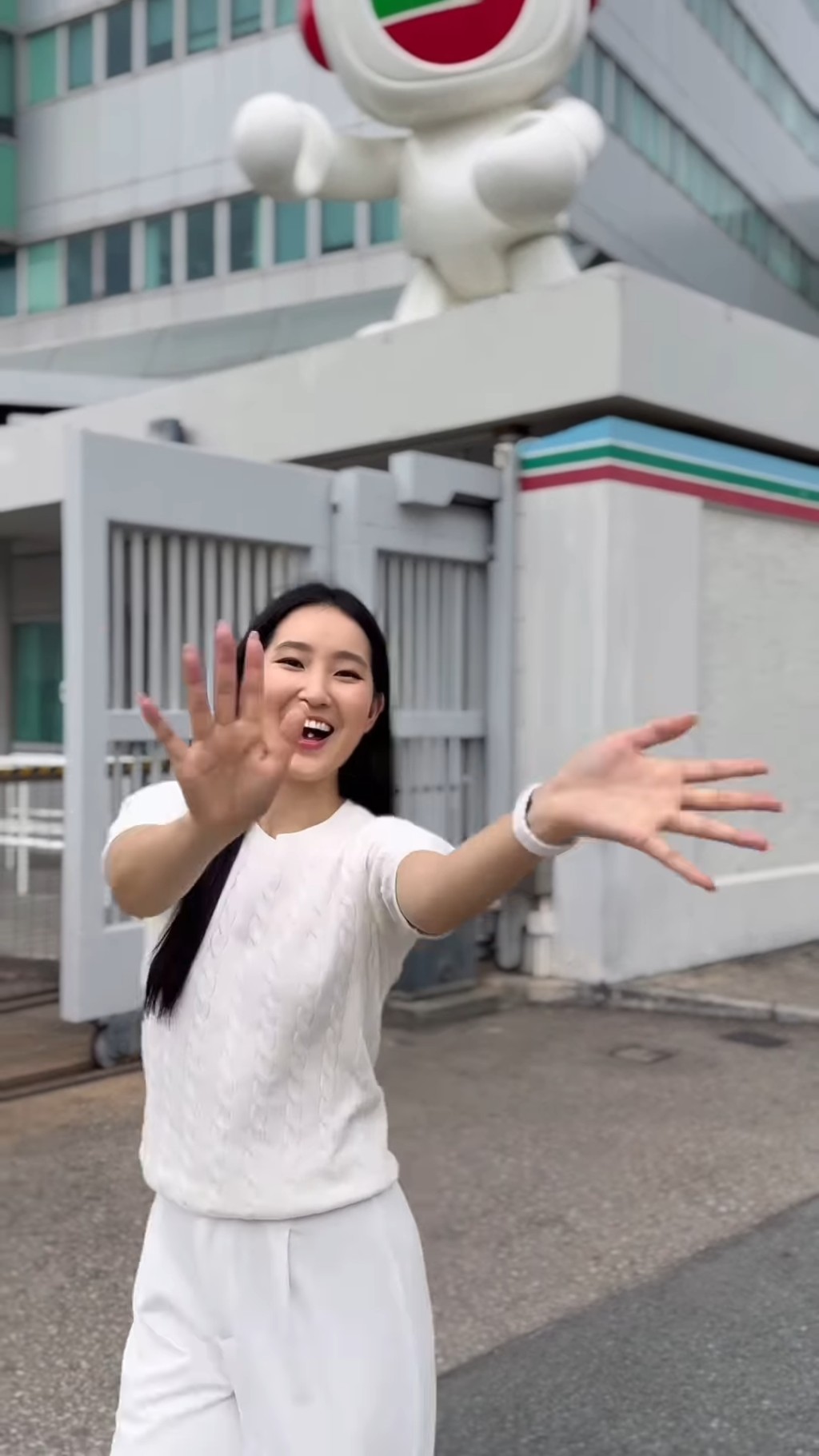 黃碧蓮曾主持兒童節目《Think Big天地》及明珠台節目《港生活.港享受》。 黃碧蓮曾主持兒童節目《Think Big天地》及明珠台節目《港生活.港享受》。