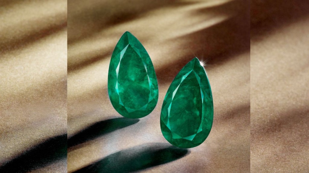 64.37卡及63.19卡天然哥倫比亞祖母綠吊墜，估價:1,800,000-3,500,000港元 （2025年11月23日 「香港珠寶及翡翠」拍賣）。