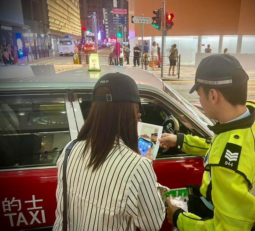 警方提醒市民，的士濫收車資屬違法行為，一經定罪，最高可被判監禁6個月及罰款10,000元。（香港警察FB圖片）