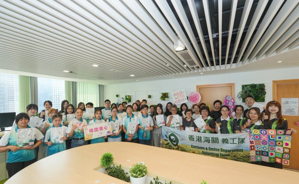 海關義工隊今日(25日)早上在海關總部大樓安排一個編織興趣班。香港海關FB圖片 海關義工隊今日(25日)早上在海關總部大樓安排一個編織興趣班。香港海關FB圖片