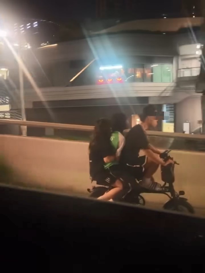 一名青年在元朗踩電動單車飛馳,車後更載有兩人。網上片段截圖 一名青年在元朗踩電動單車飛馳,車後更載有兩人。網上片段截圖