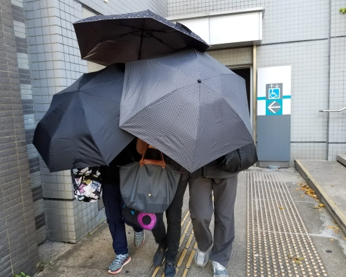 女醫生徐聖智(中)。