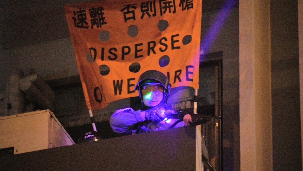 2019年9月8日,有人向旺角警署警員照雷射光。 資料圖