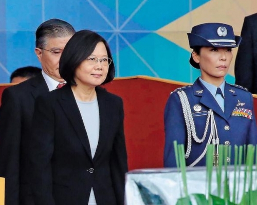 曾任總統府女武官的陳月芳被指與蔡英文貼身護衛酒店過夜。網圖