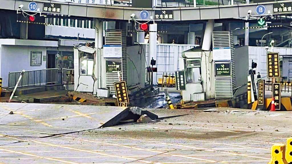 文锦渡口岸入境行车通道昨出现大面积沉降，致大片道路损毁，更亭下沉。