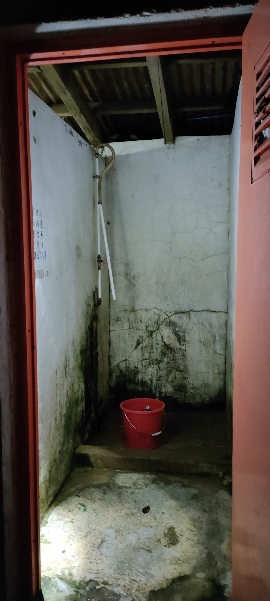 寮屋户依靠上一村公共浴室冲凉及洗衫，但自去年起已停电。(莫家文摄)