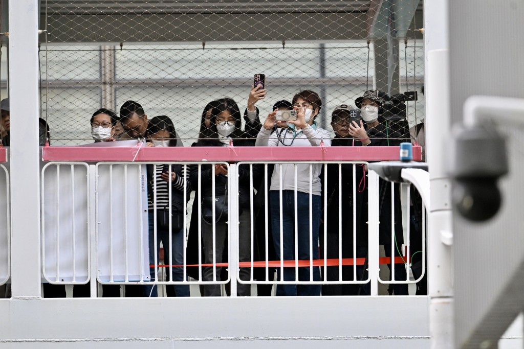 大批市民在政總外空地及天橋參與默哀。 大批市民在政總外空地及天橋參與默哀。