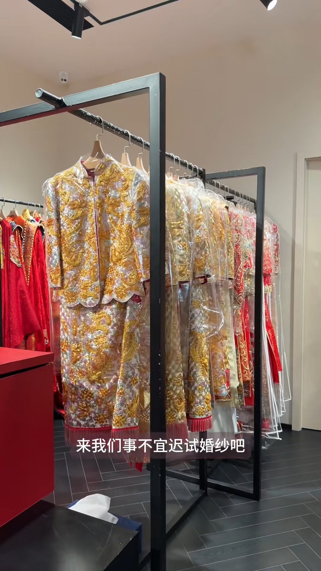 潘藝桐四出試婚紗。