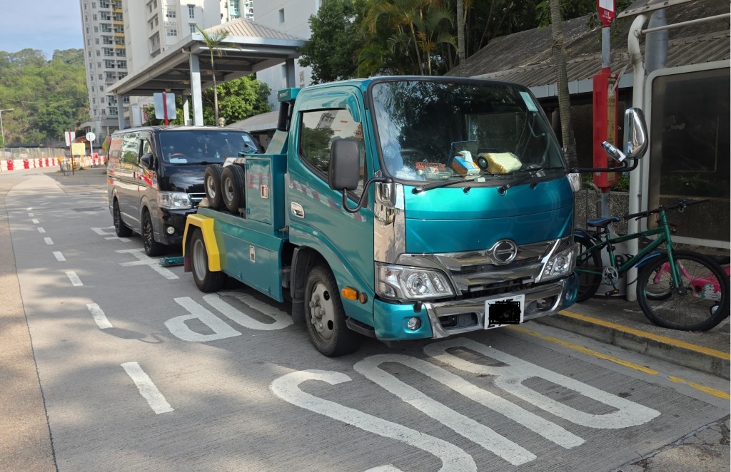 警方會在不予警告下將車輛即時拖走。 警方會在不予警告下將車輛即時拖走。