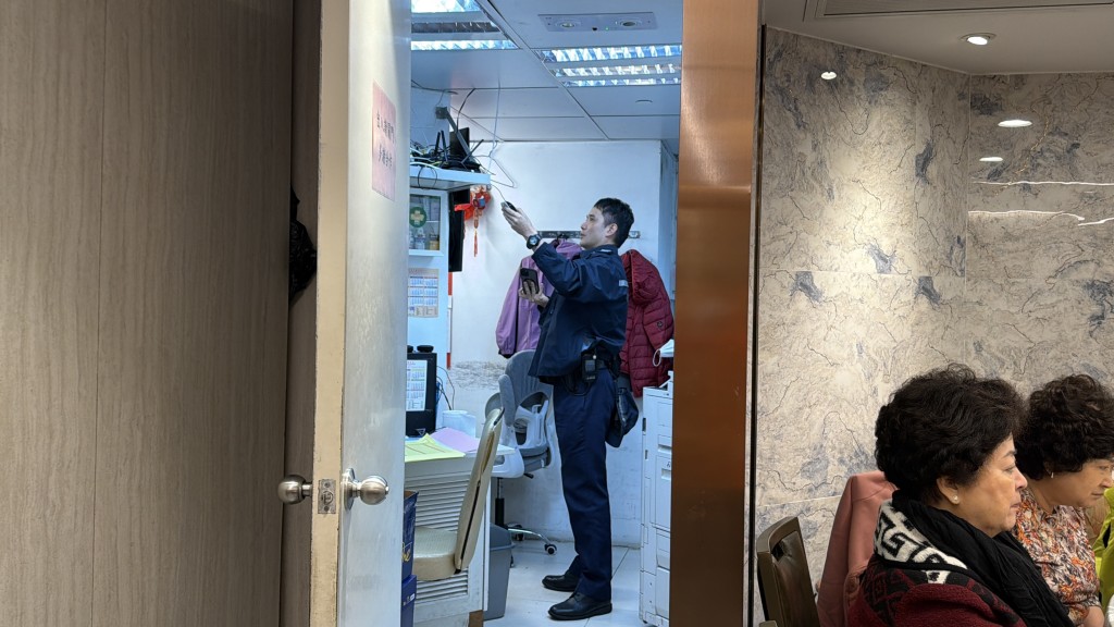 警員翻查閉路電視片段調查。