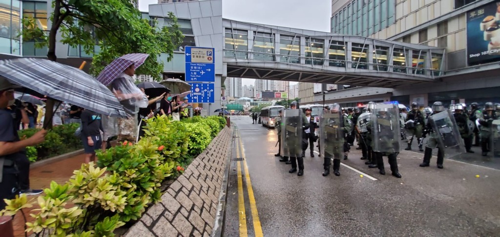 楊屋道防暴警察展示黃旗警告