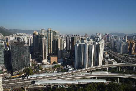 從露台外望，可俯瞰西九龍公路及對開市景，非常開揚。