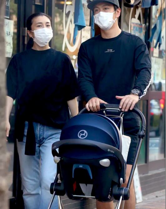 去年2月，竹內結子與35歲中林大樹結婚，今年1月誕下細仔。