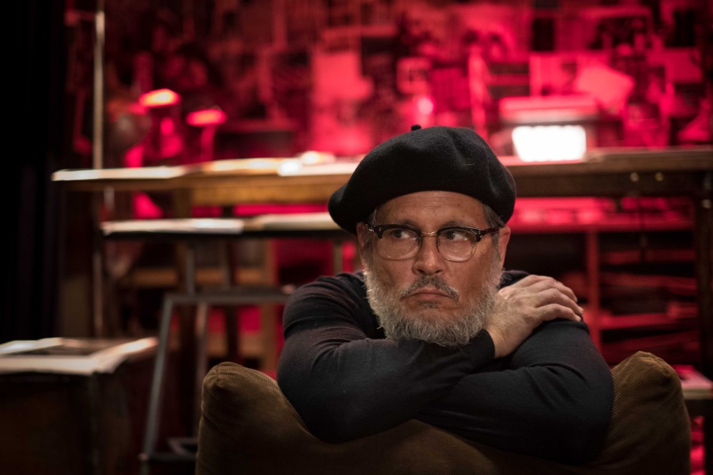 尊尼特普饰演老年的传奇摄影师尤金史密斯。