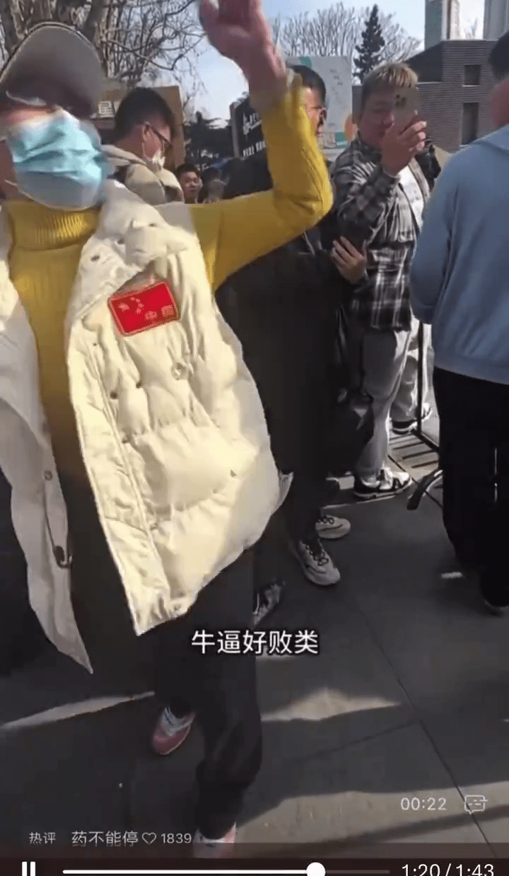 大媽又在蘋果上海新店外，怒斥排隊者「販類」。