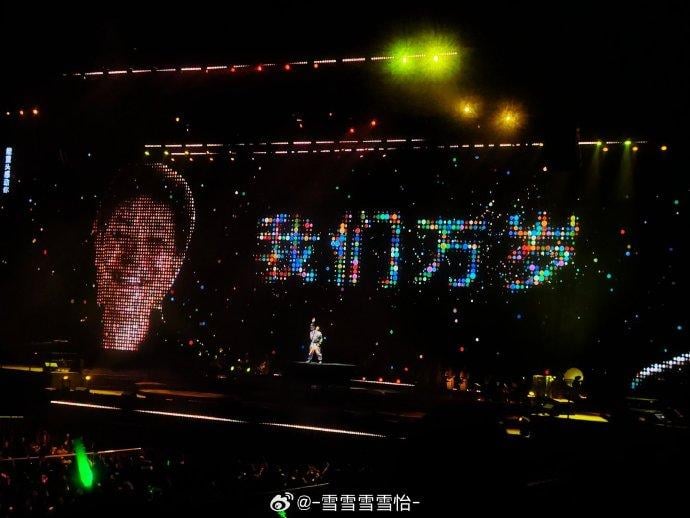陳奕迅在唱《我們萬歲》時，特別為照顧南京觀眾的感受，特別刪去歌詞中「我們萬歲」的日文字幕。