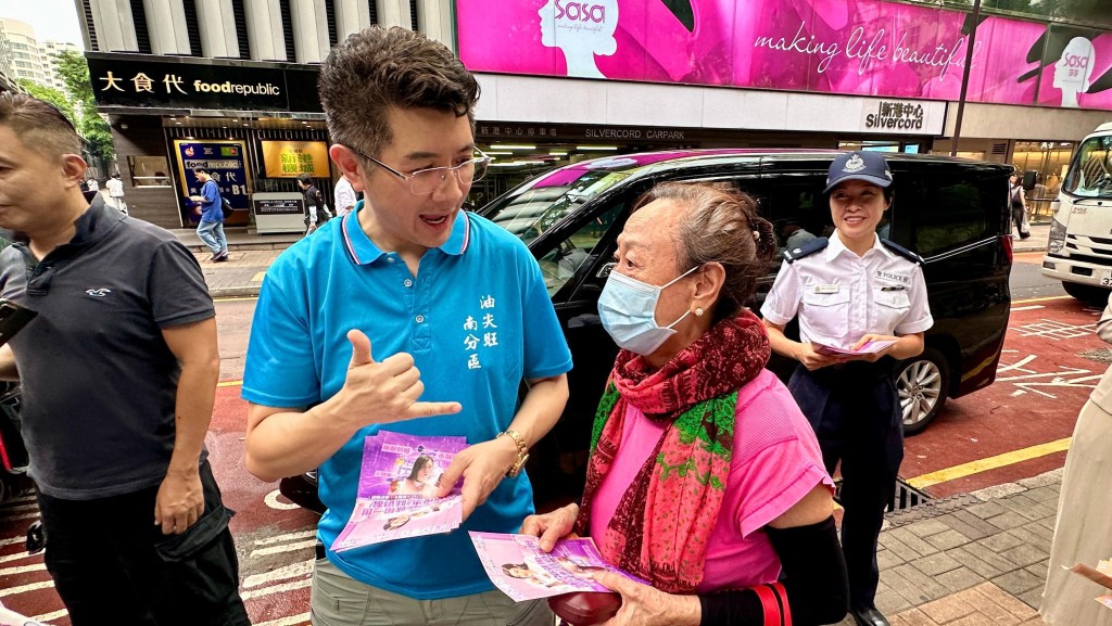 油尖警区联同「反诈骗协调中心」今日于尖沙咀海防道一带向市民派发防骗资讯单张及讲解最新诈骗手法。