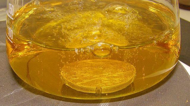 王水是一種強酸性物質，因為可溶解黃金、鈀和鉑的能力而廣受歡迎。