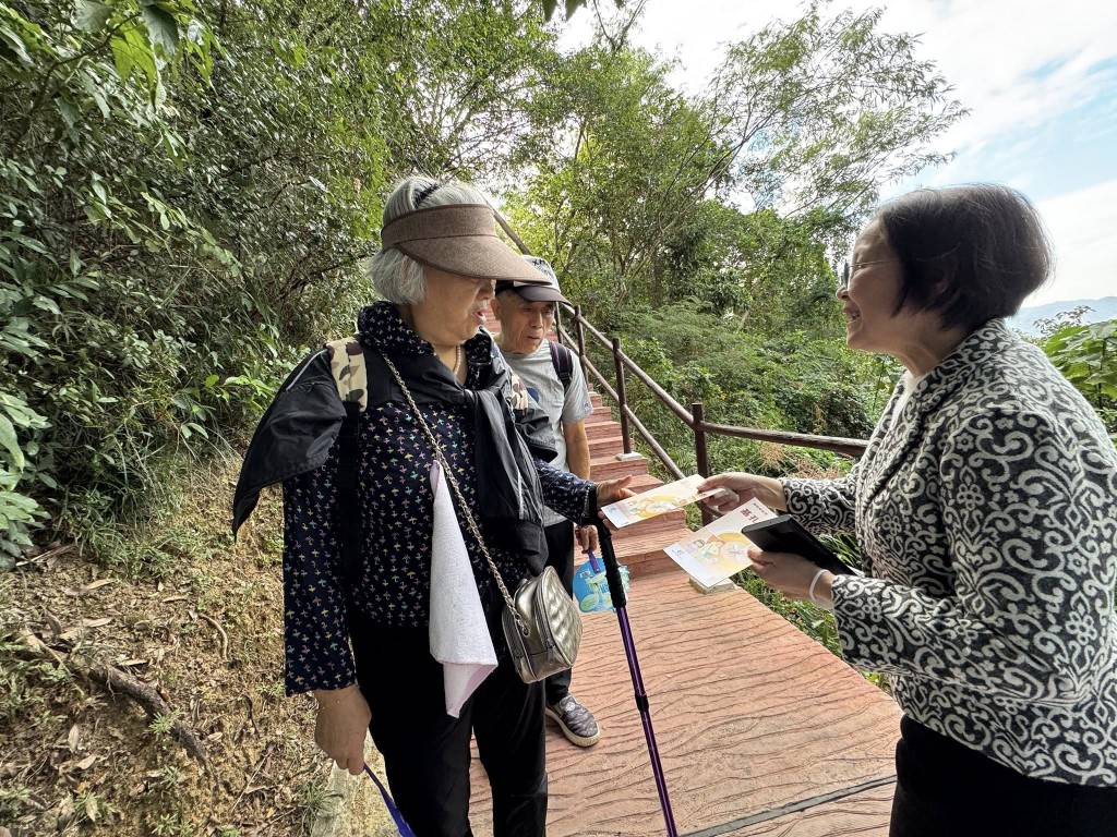 黃淑嫻向行山人士派發傳單。環境局fb