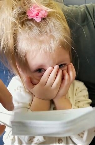 2歲女童Edeline搭飛機拒戴口罩。(網圖)