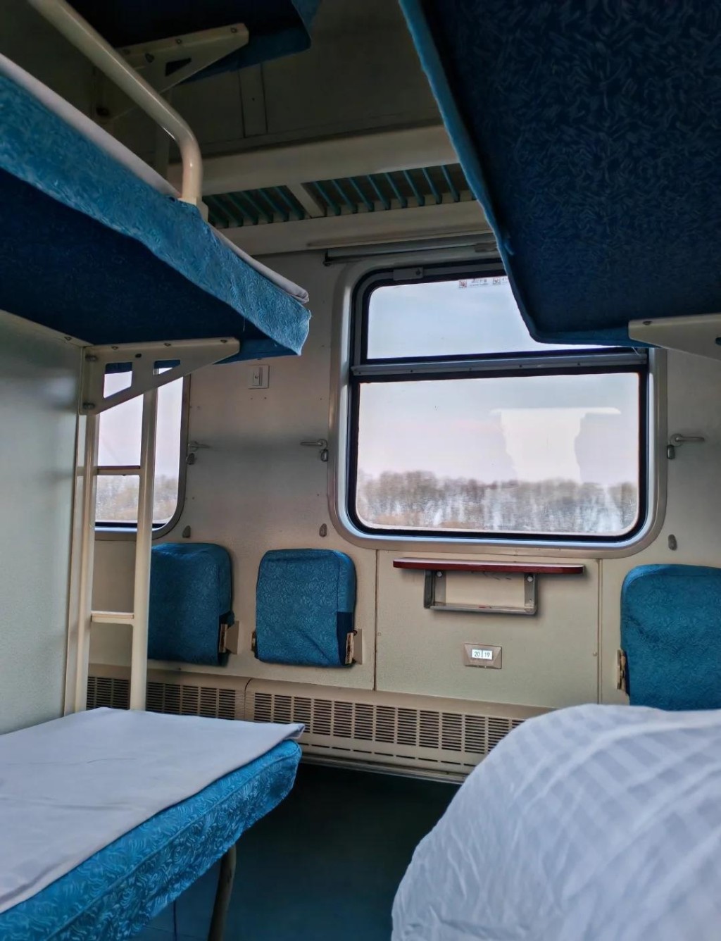 內地大部分的火車卧鋪都沒有床簾,且有機會對著走廊坐下的乘客。 內地大部分的火車卧鋪都沒有床簾,且有機會對著走廊坐下的乘客。