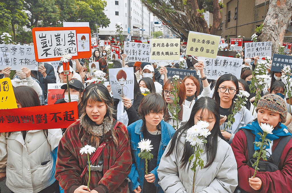 台北市1歲多男童「剴剴」疑遭保母姊妹虐死，19日第4次開庭，法院外擠滿聲援群眾手持標語白花，大喊虐童零容忍。 中時