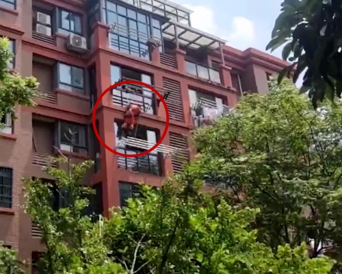 為逼前妻見面，江西男欲將女兒扔出窗外，消防員繩降救人。