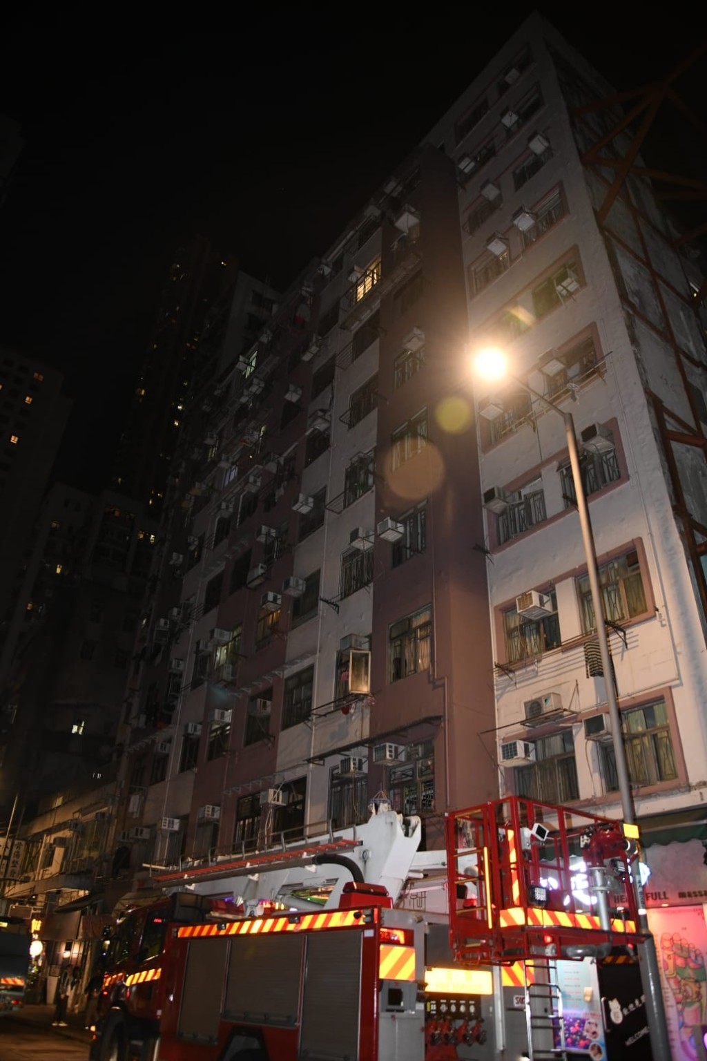 一名男子在上海街25號美化樓的高處墮下，跌落平台昏迷送院。黎志偉攝