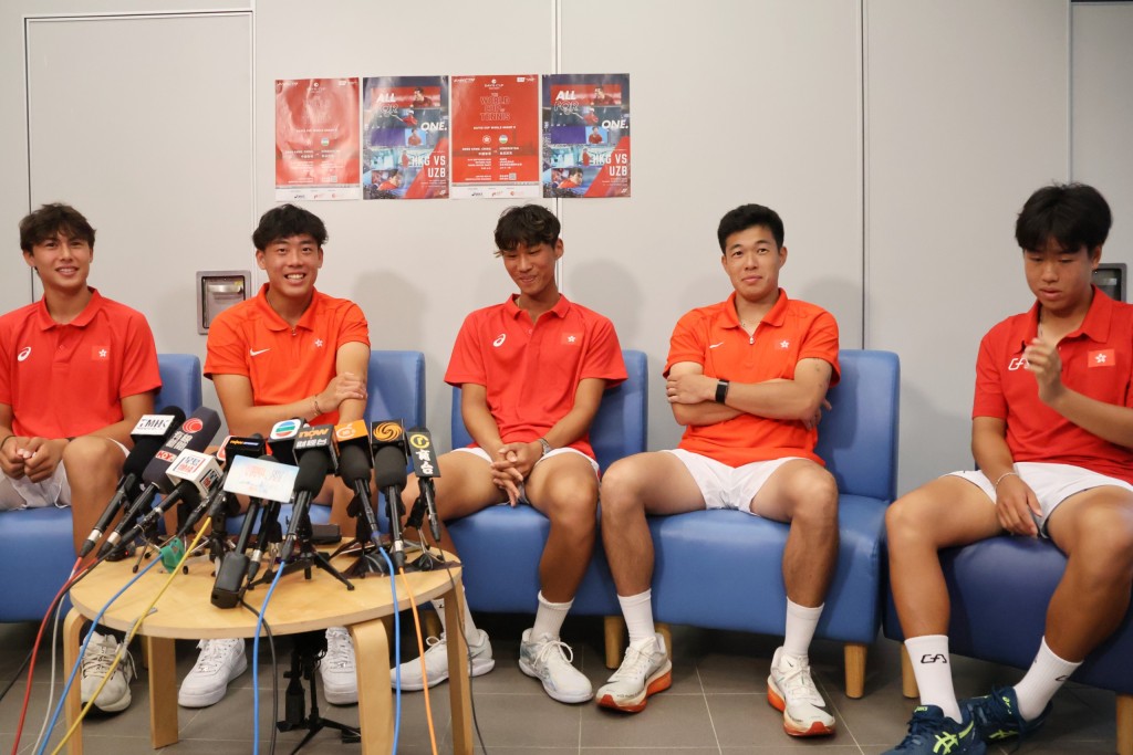 香港台維斯盃隊周一跟記者會面,右起: 鄭肇致、黃俊鏗、王子夫、黃澤林及朱鍇泓。徐嘉華攝 香港台維斯盃隊周一跟記者會面,右起: 鄭肇致、黃俊鏗、王子夫、黃澤林及朱鍇泓。徐嘉華攝