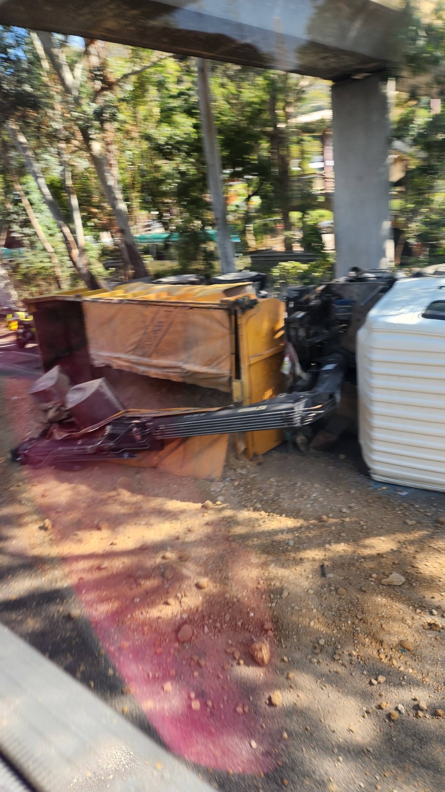 泥頭車向右翻側。ＦＢ香港交通及突發事故報料區