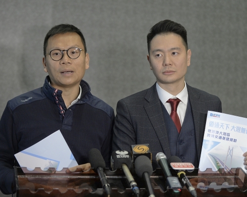 民建聯向政制及內地事務局提交粵港澳大灣區交通基建規劃建議書:陳恒鑌(左),周浩鼎。