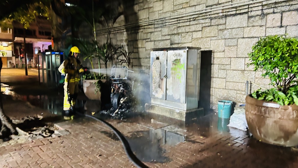消防開喉射水將火救熄。蔡楚輝攝