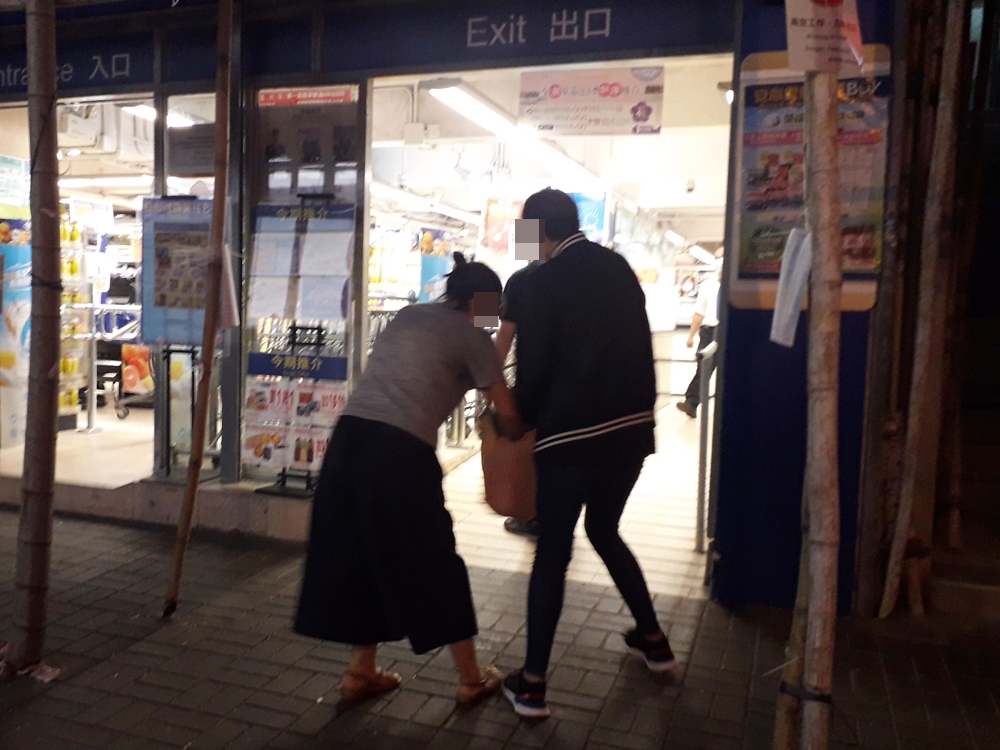 中年婦人昨晚疑在在大埔墟大榮里一間超市偷竊，女職員搶回盛載涉嫌被盜貨品的環保袋，婦人搶回袋內的手機。李殷攝