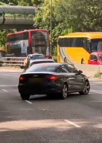 私家車未有停下。網片截圖