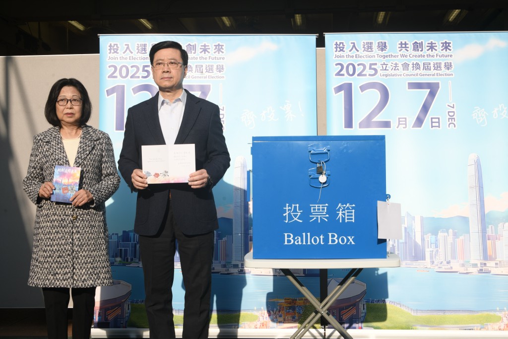 李家超偕夫人到羅便臣道票站投票。 李家超偕夫人到羅便臣道票站投票。