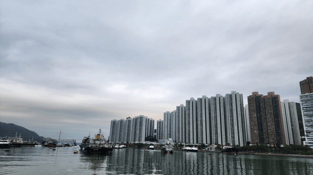 本港地區今日大致多雲,有一兩陣驟雨。黎志偉攝 本港地區今日大致多雲,有一兩陣驟雨。黎志偉攝