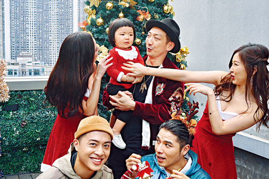 李璨琛旗下最細新人兼愛女Lucy，甚得同門藝人們寵愛。