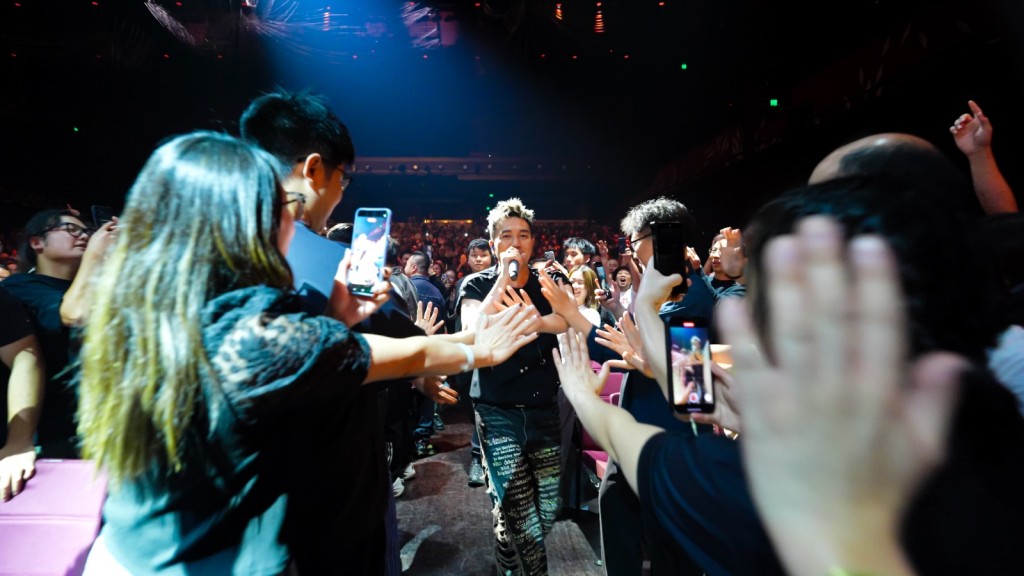 Tim到台下與歌迷握手。 Tim到台下與歌迷握手。