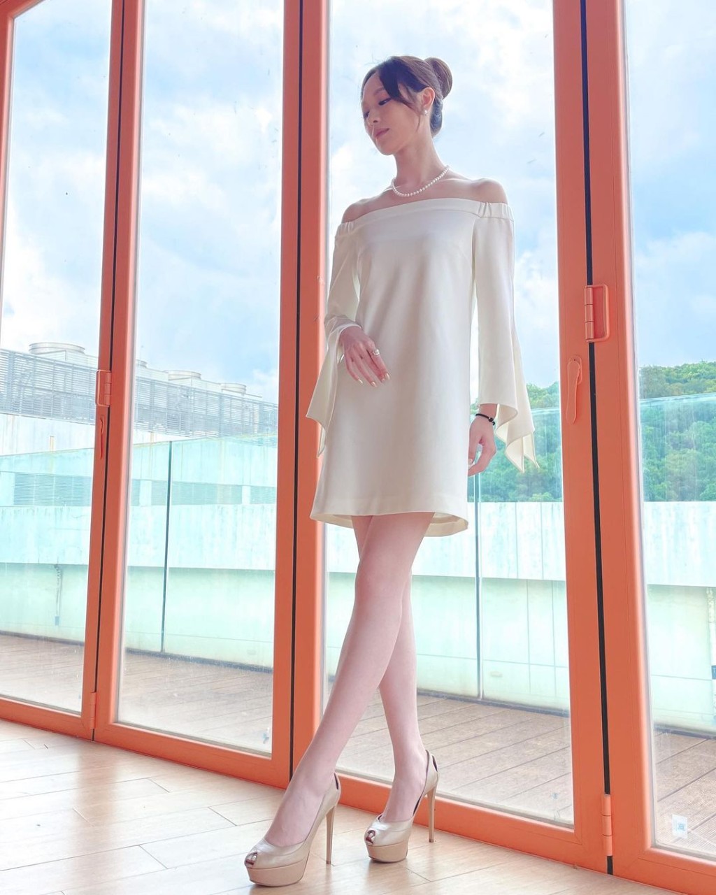 冯盈盈近期爱穿白色裙。