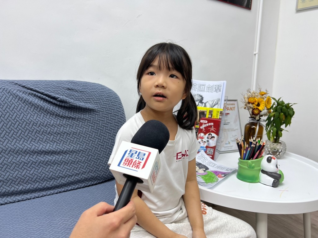 5歲半的芯瑜則受父親影響，形容劍擊運動「好有型」，享受劍擊互相進攻的刺激感。曹露尹攝