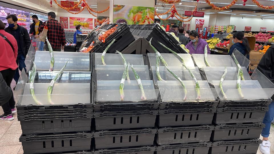 不少超市貨架被搶購一空。fb群組「屯門牛」圖片